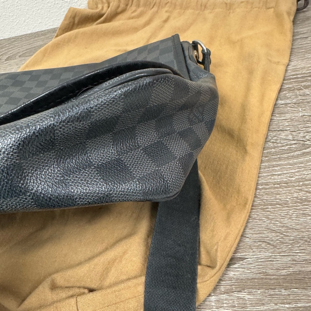 Louis Vuitton Damier Graphite Messenger Bag with Original Dust Bag - Picture 11 of 14